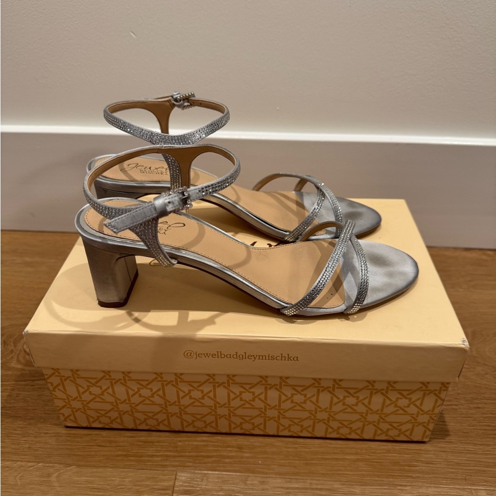 Jewel Badgely Mischka Silver Satin Heels, Size 8.5